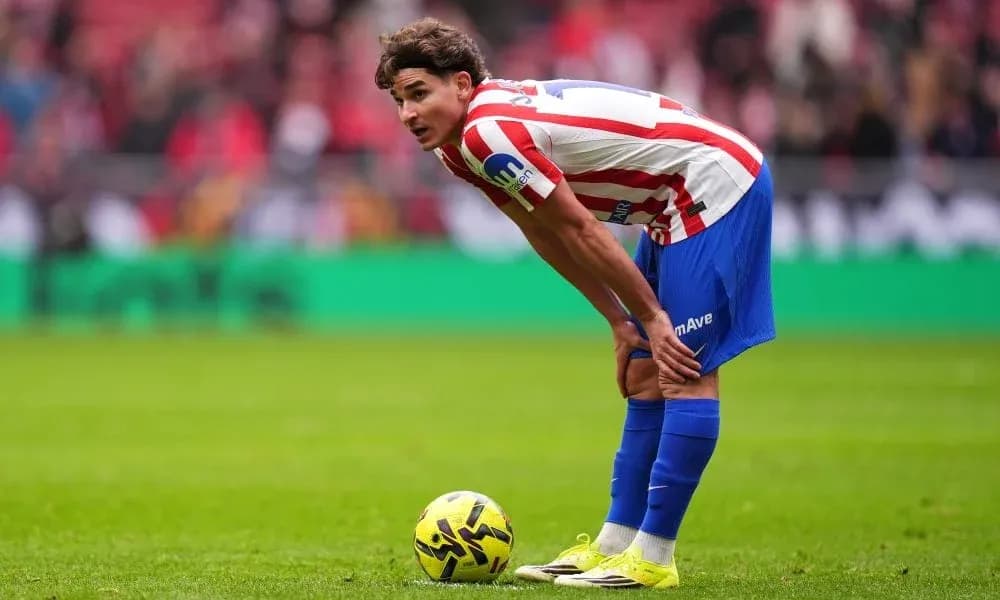 Jugador de Atlético de Madrid preparando un tiro libre