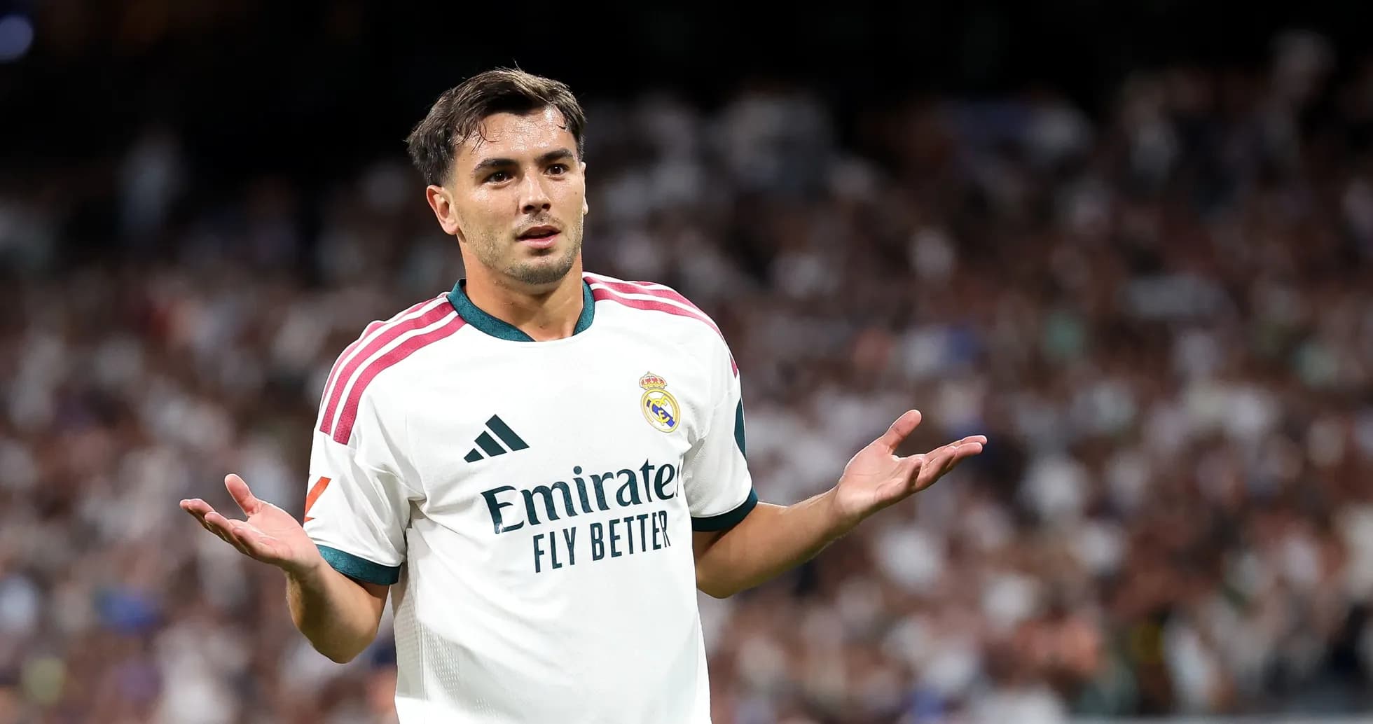 Jugador de Real Madrid gesticulando en el campo