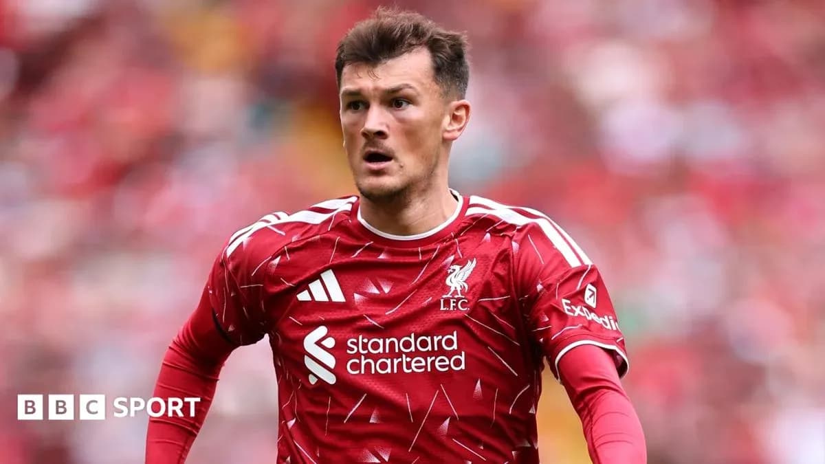 Jugador de Liverpool en acción durante un partido