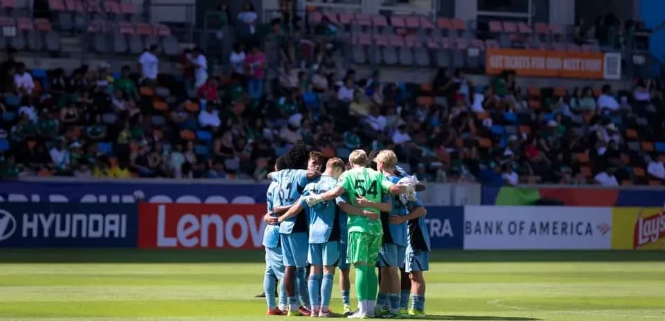 Jugadores de Houston Dynamo II en círculo