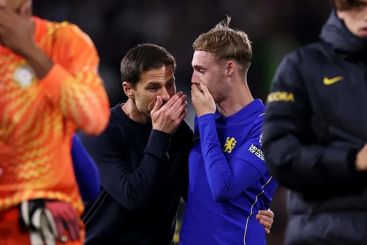 Entrenador hablando con jugador de Chelsea tras partido