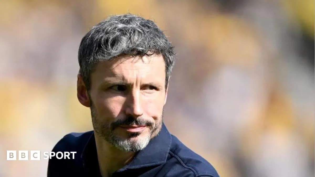 Entrenador observando el campo antes del partido