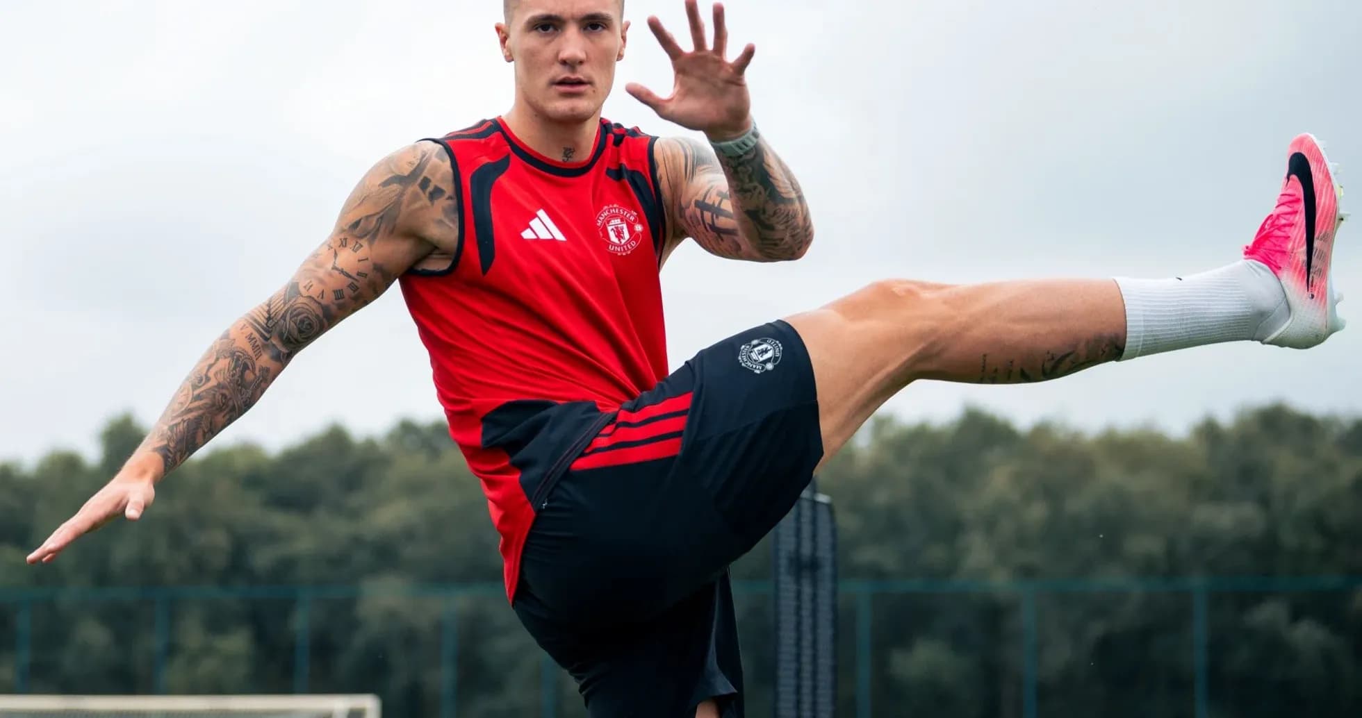 Jugador entrenando con balón en campo de fútbol