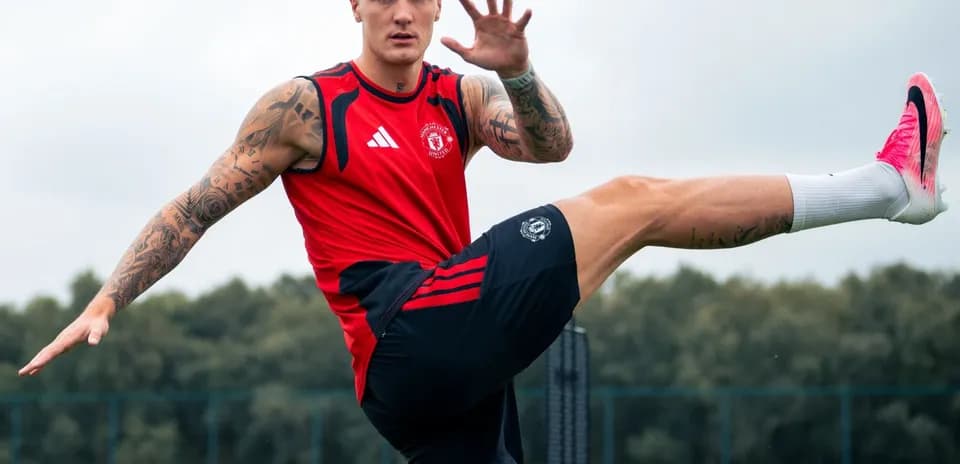 Jugador entrenando con balón en campo de fútbol