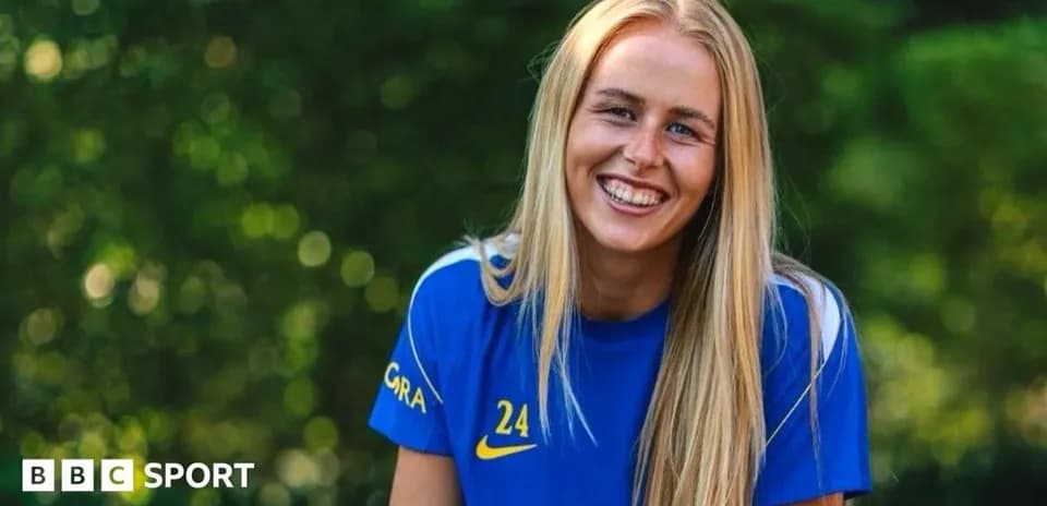 Jugadora sonriente en camiseta azul durante sesión