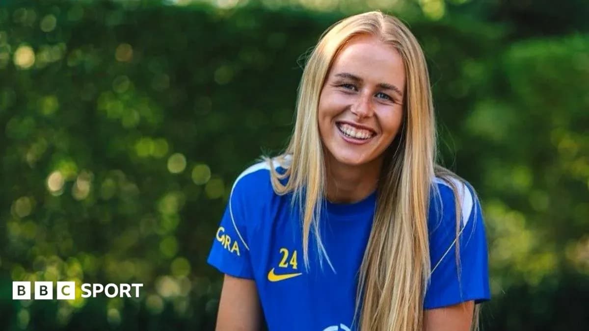 Jugadora sonriente en camiseta azul durante sesión
