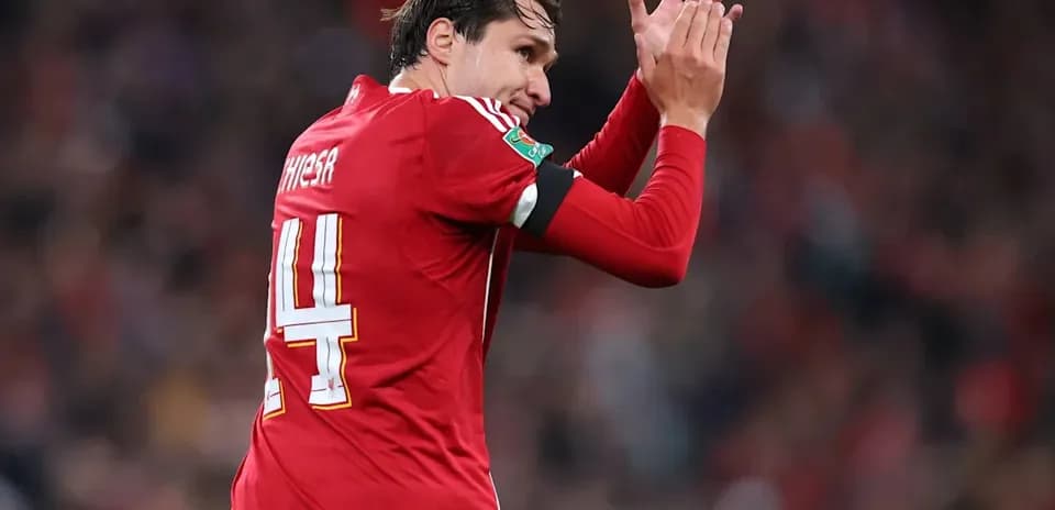 Jugador aplaudiendo en el campo durante el partido
