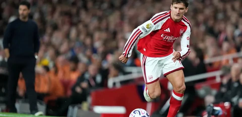 Jugador de Arsenal lanzando un balón desde la banda