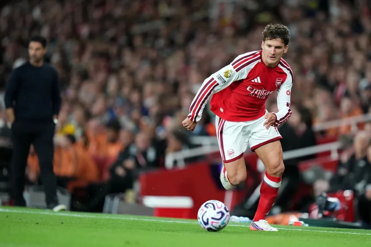 Jugador de Arsenal lanzando un balón desde la banda