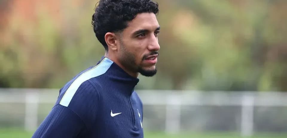 Jugador entrenando en el campo de entrenamiento