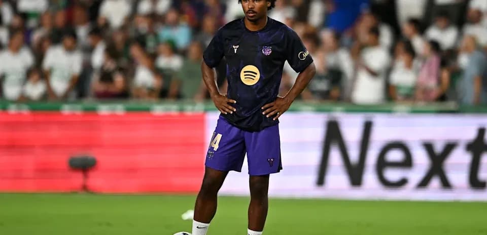 Jugador en el campo preparado para ejecutar un tiro libre