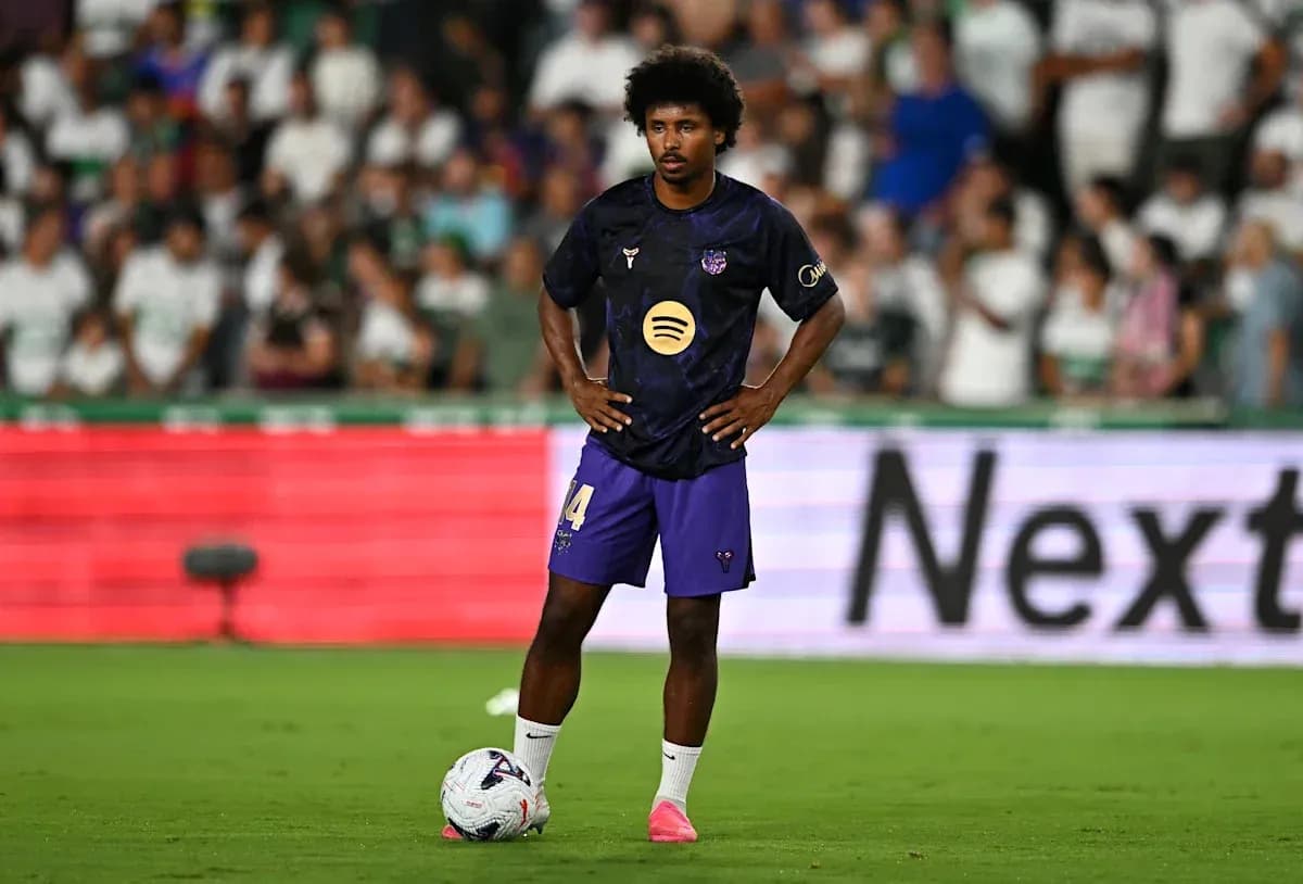 Jugador en el campo preparado para ejecutar un tiro libre
