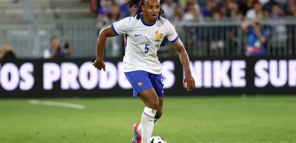 Jugador de Francia corriendo con balón en el campo