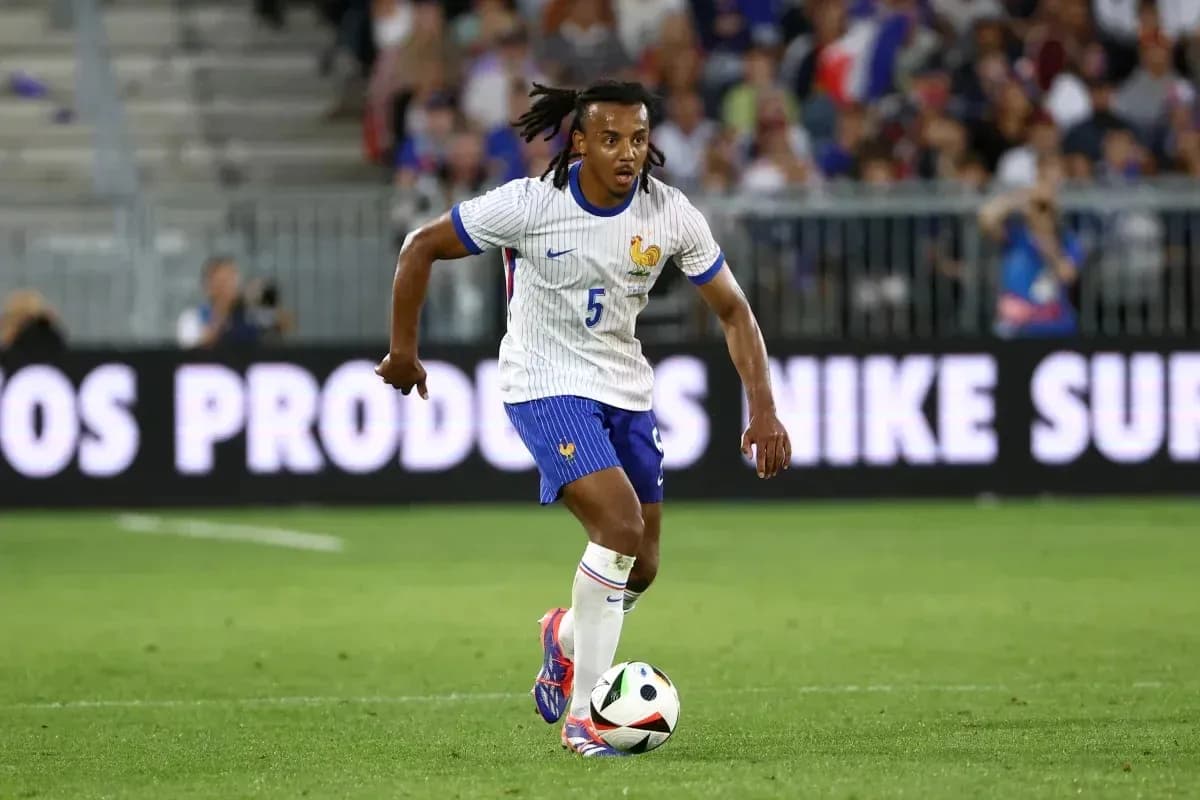 Jugador de Francia corriendo con balón en el campo