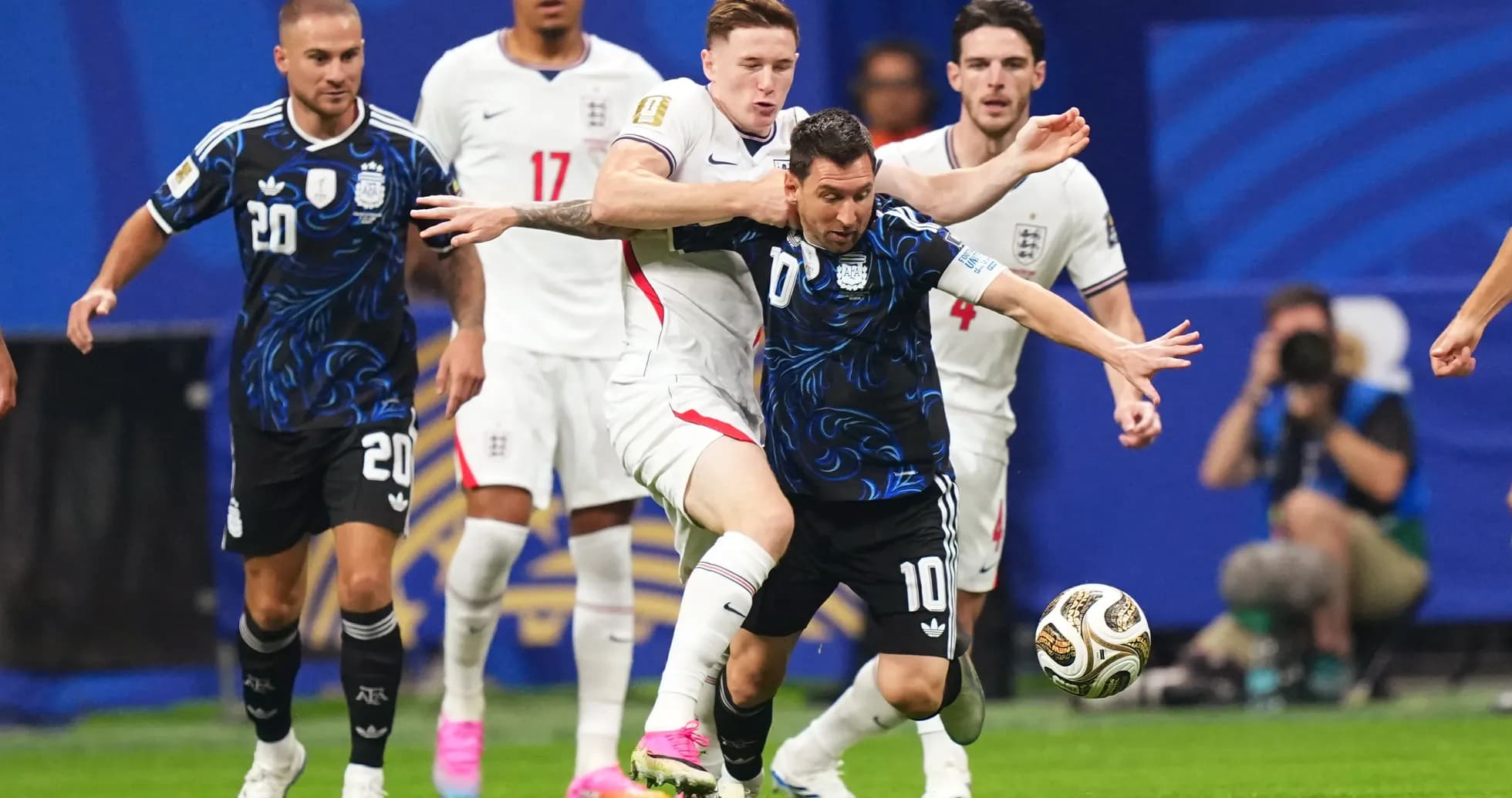 Lionel Messi luchando por el balón contra Inglaterra