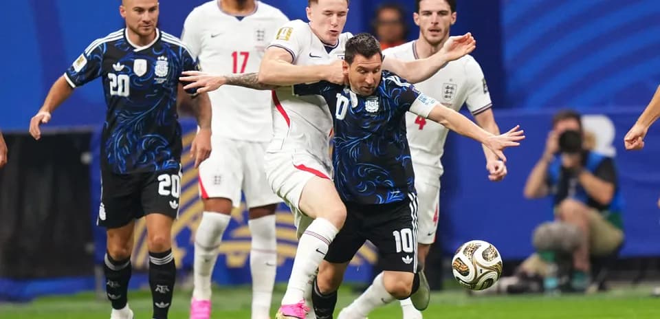 Lionel Messi luchando por el balón contra Inglaterra