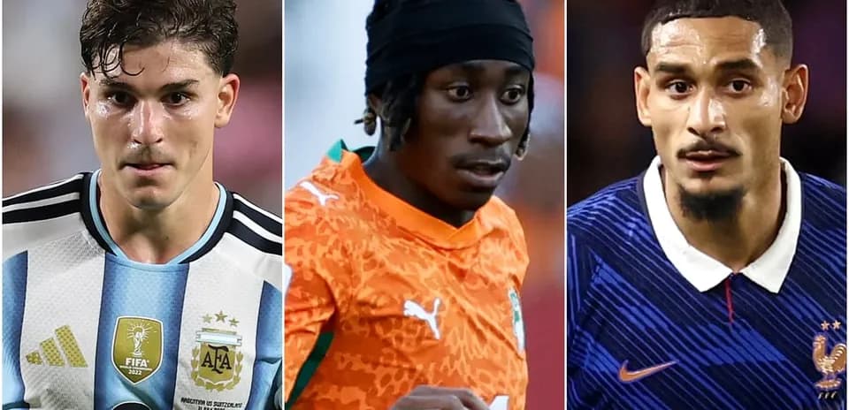 Tres jugadores de fútbol en sus respectivas camisetas