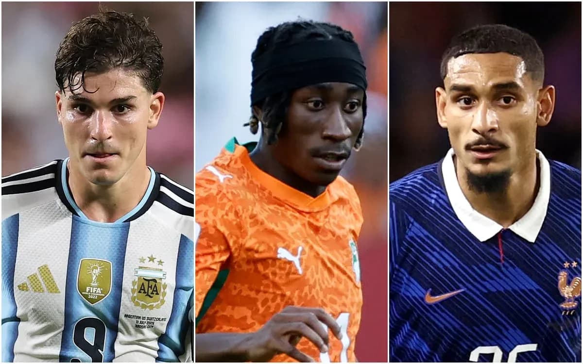 Tres jugadores de fútbol en sus respectivas camisetas