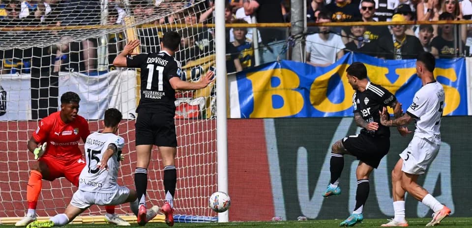 Acción de gol entre Como y Parma