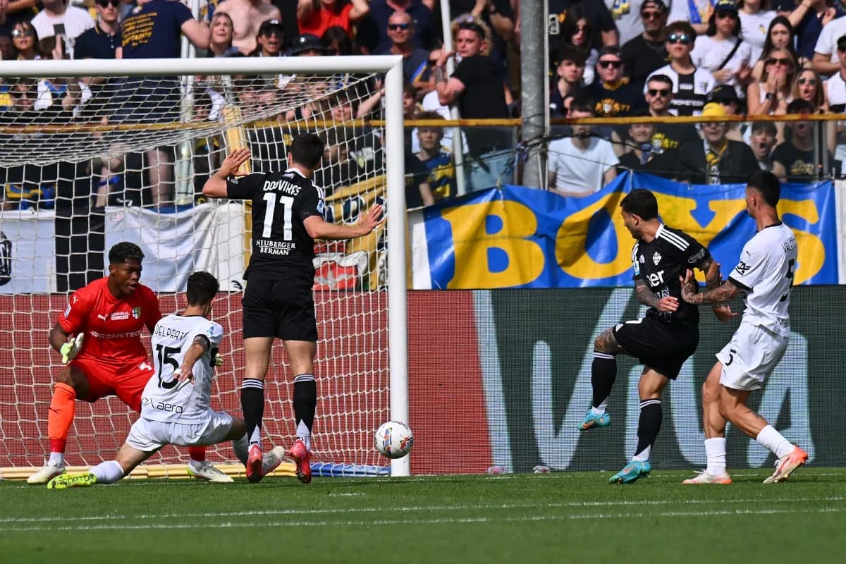 Acción de gol entre Como y Parma