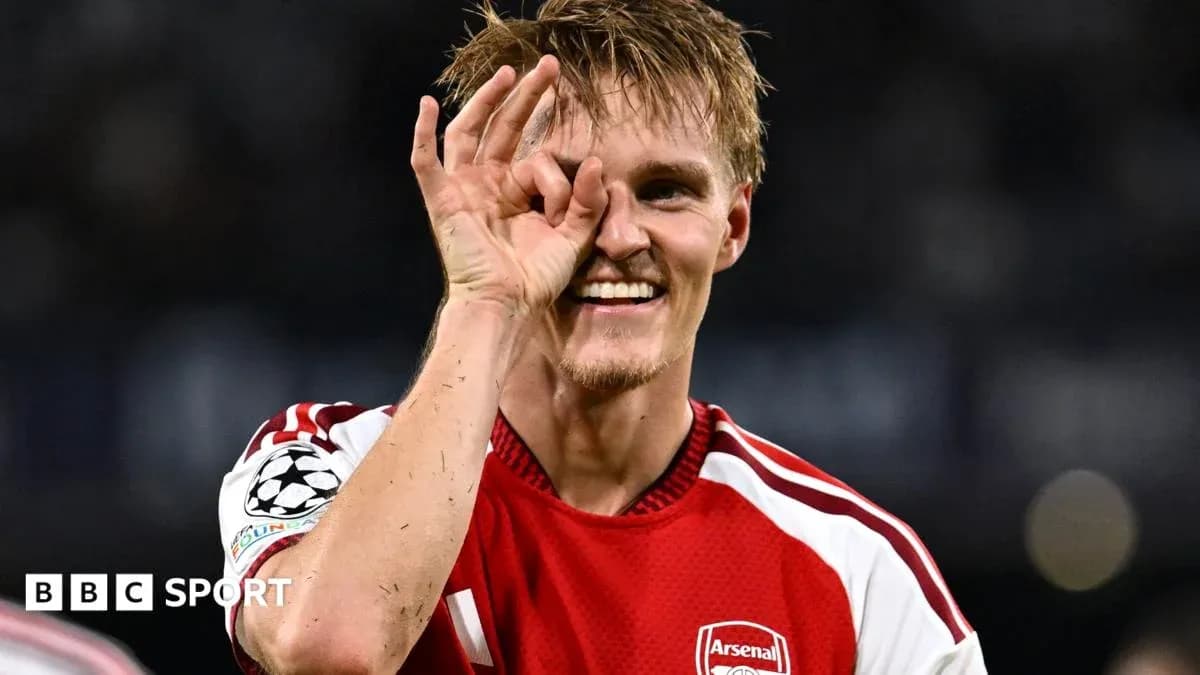 Jugador de Arsenal celebrando con gesto de victoria