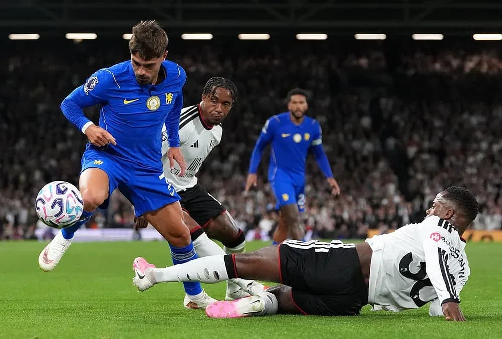 Jugador de Chelsea esquivando a un defensor de Fulham