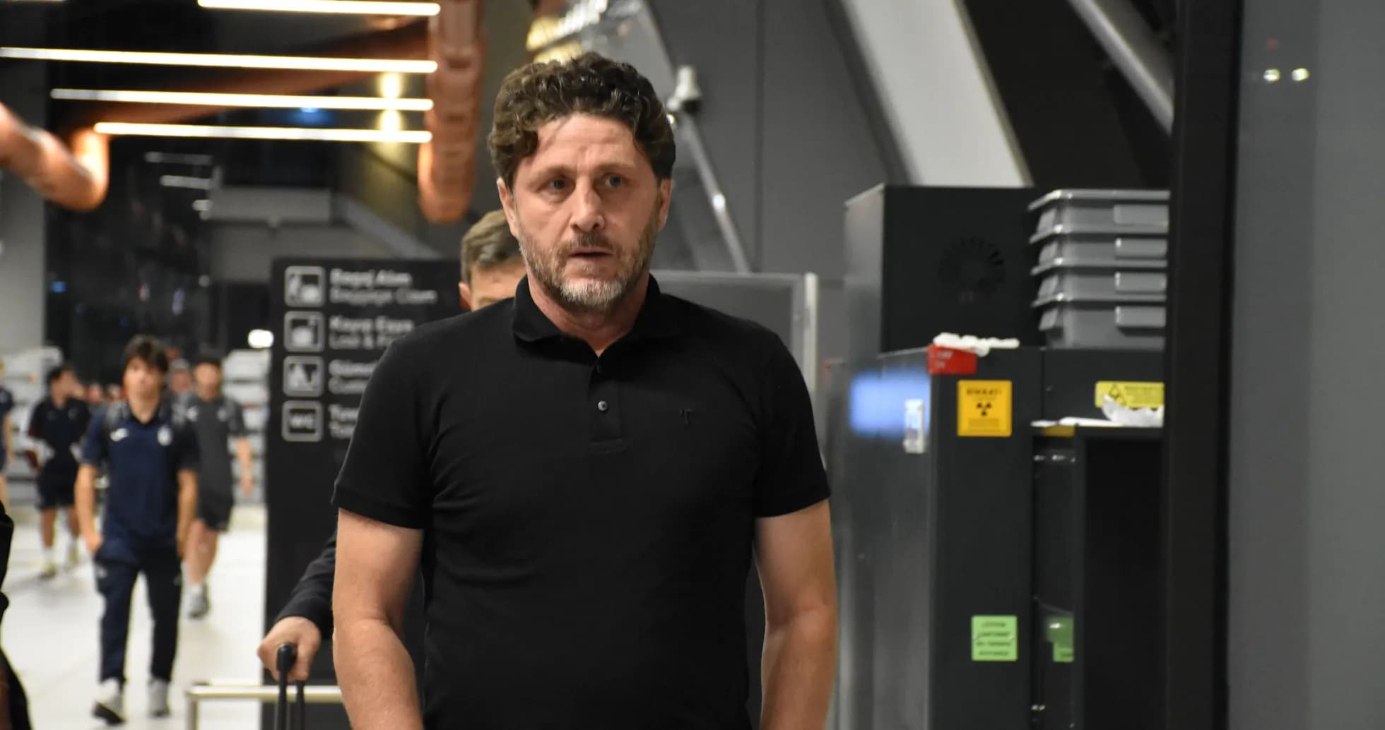 Entrenador caminando en el vestíbulo del aeropuerto