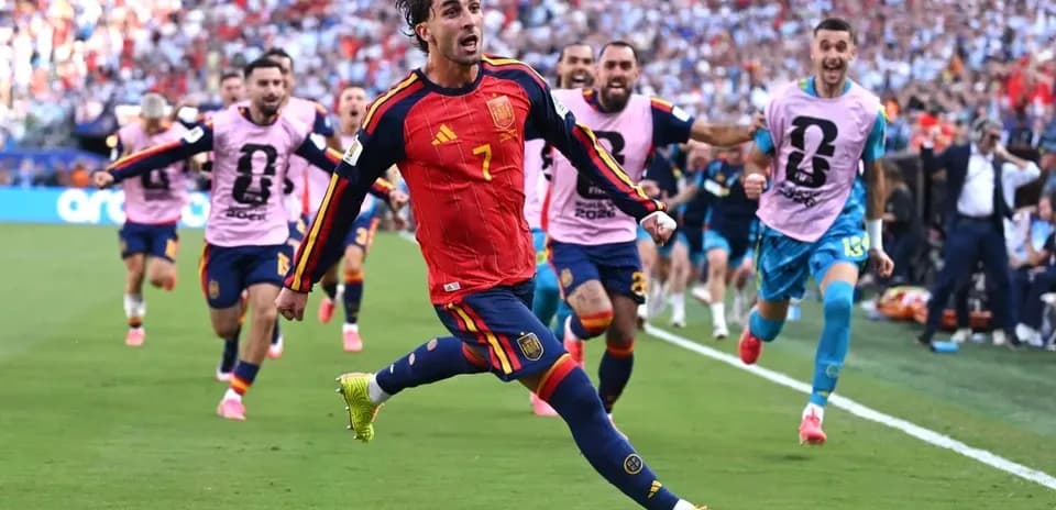 Jugador de España celebrando un gol en el campo