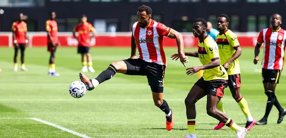 Jugador despejando el balón durante un entrenamiento