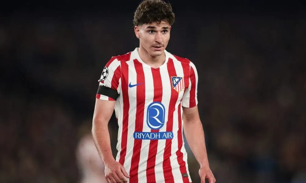 Jugador de Atlético de Madrid en acción en el campo
