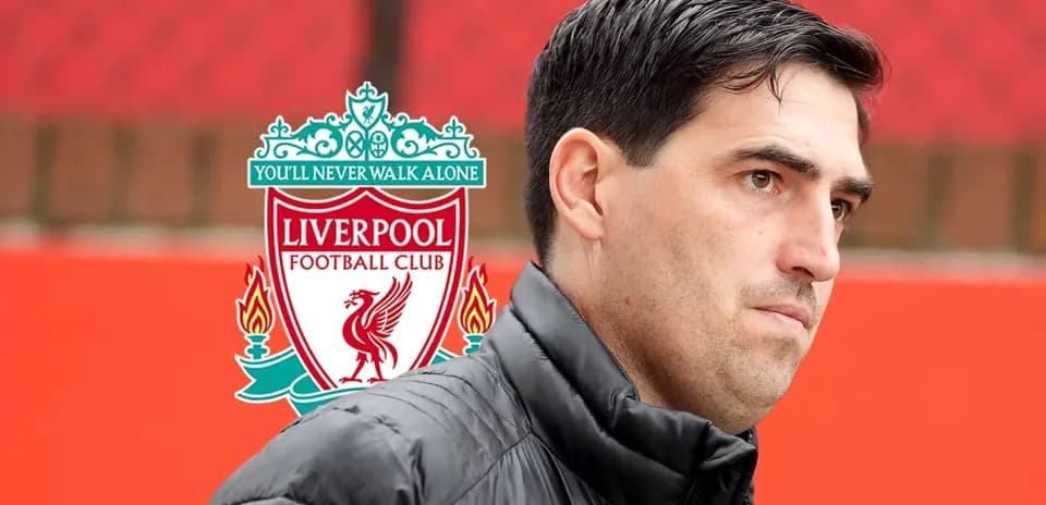 Entrenador de Liverpool en fondo de estadio