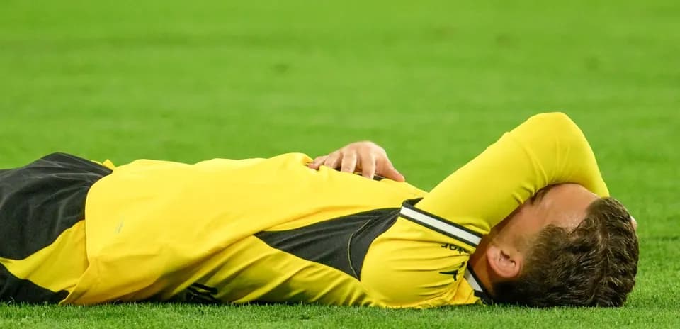 Jugador en el suelo tras una caída durante el partido