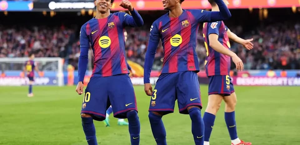 Jugadores de Barcelona celebrando en el campo