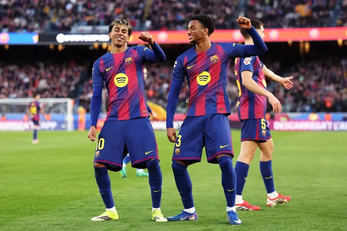 Jugadores de Barcelona celebrando en el campo