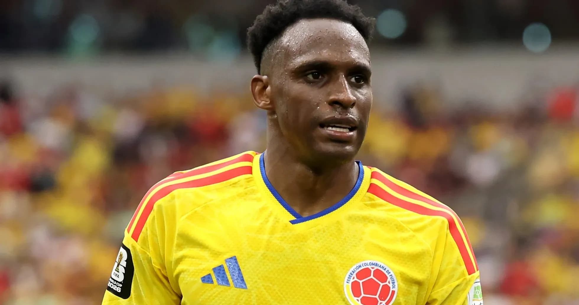 Jugador colombiano en camiseta amarilla durante partido