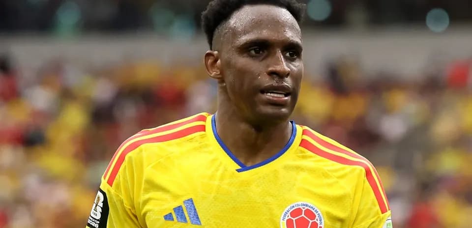 Jugador colombiano en camiseta amarilla durante partido
