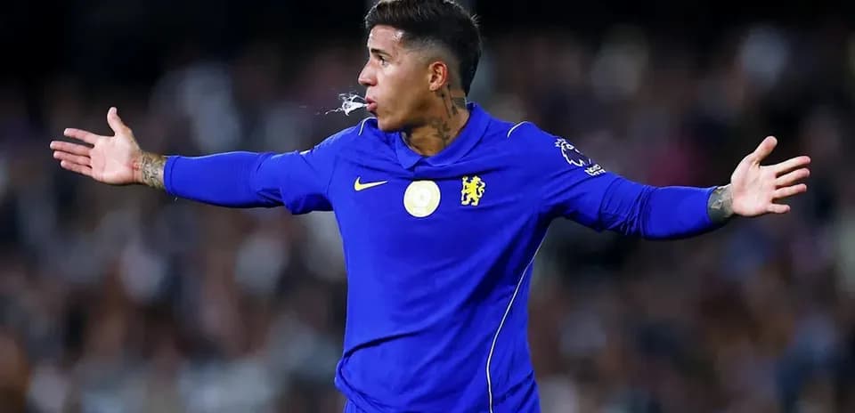 Jugador de Chelsea gesticulando en el campo de juego