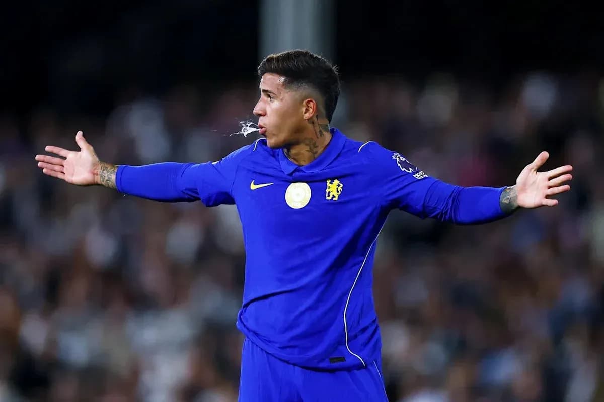 Jugador de Chelsea gesticulando en el campo de juego