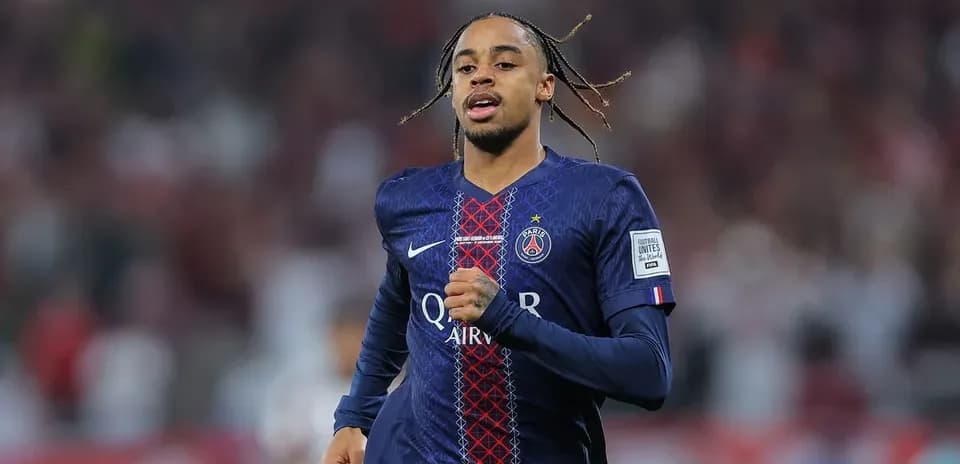 Jugador de PSG corriendo en el campo de juego