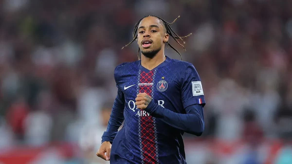 Jugador de PSG corriendo en el campo de juego