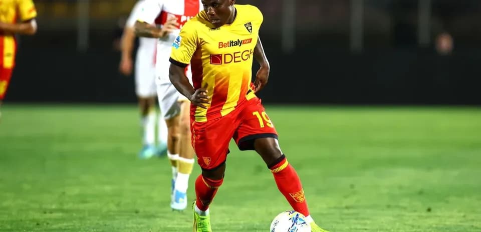 Jugador de Lecce driblando durante el partido