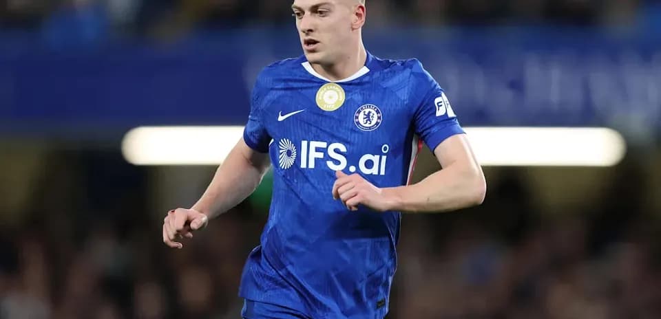 Jugador de Chelsea corriendo durante un partido