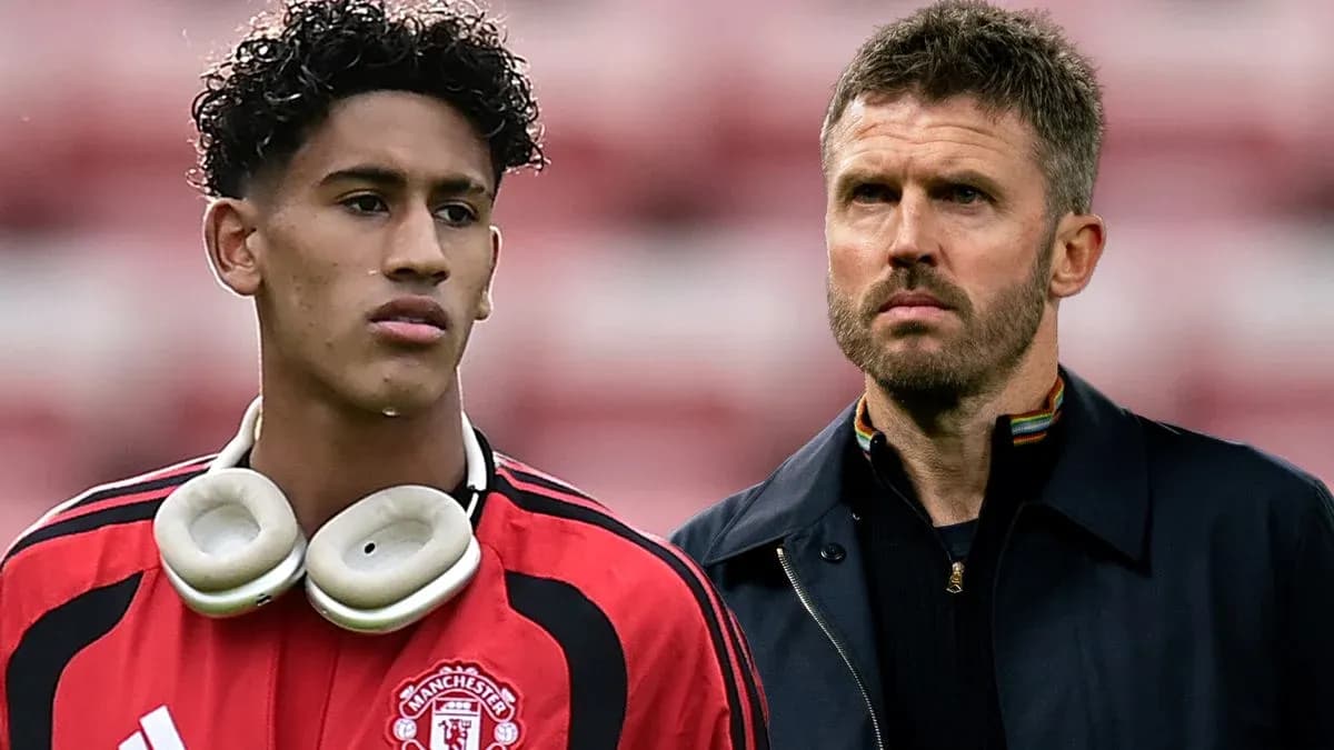Jugador de Manchester United y entrenador en la grada