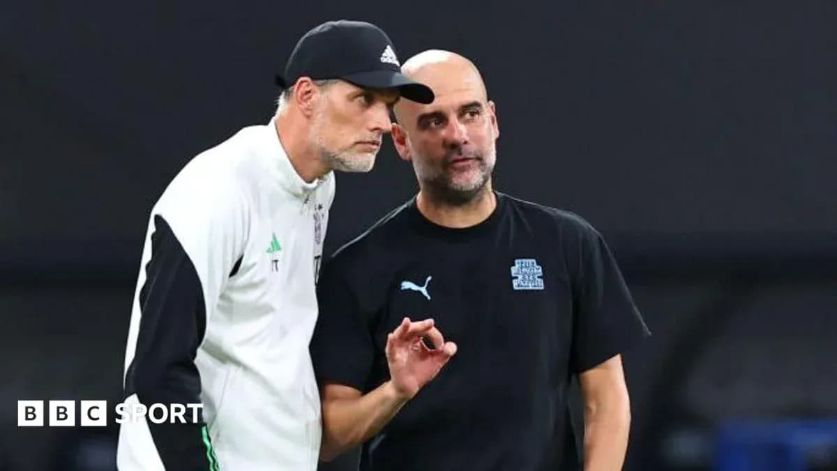 Entrenadores conversando en el campo de fútbol