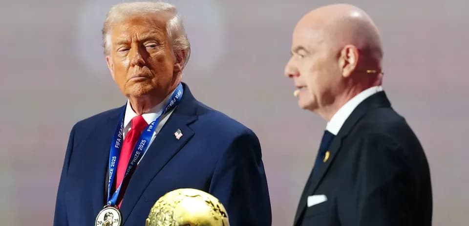 Donald Trump recibiendo un premio de FIFA en escenario