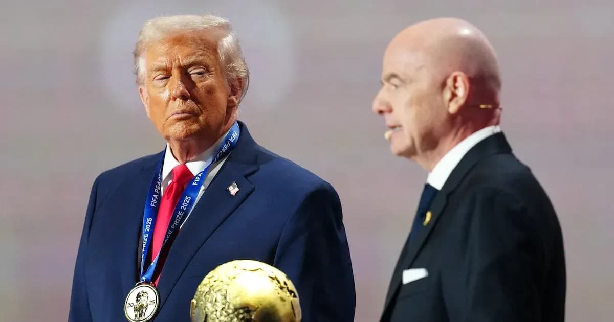 Donald Trump recibiendo un premio de FIFA en escenario