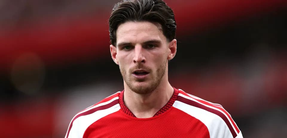Jugador de Arsenal en uniforme rojo durante partido