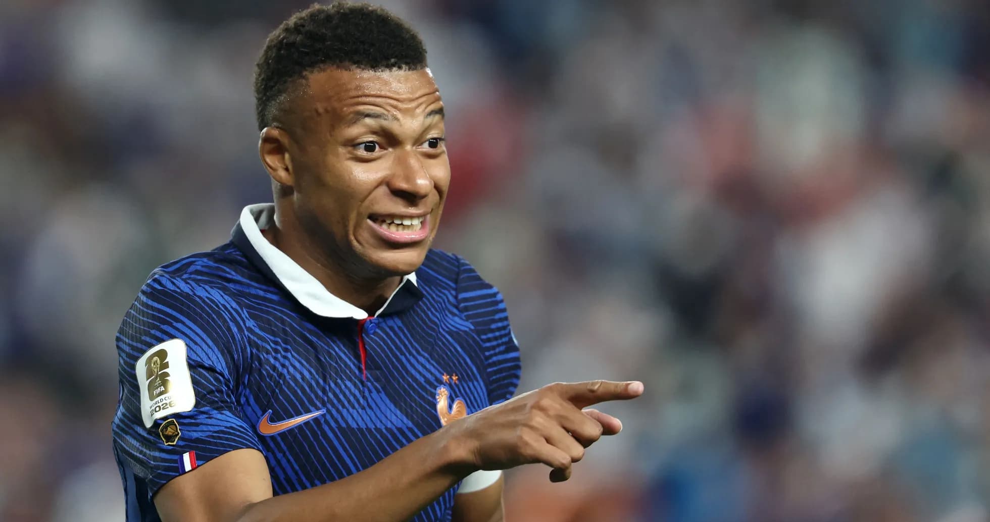 Jugador señalando durante partido con camiseta de Francia