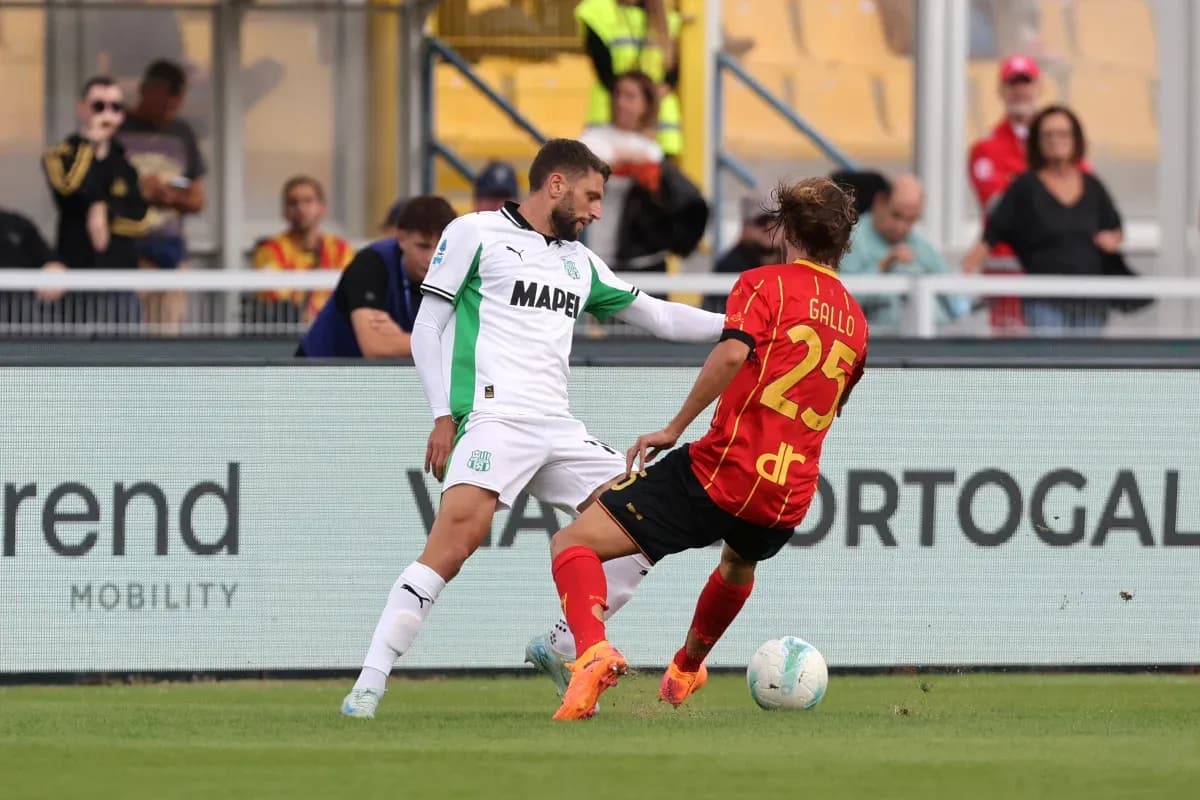 Jugador de Sassuolo desafiando a Gallo de Lecce