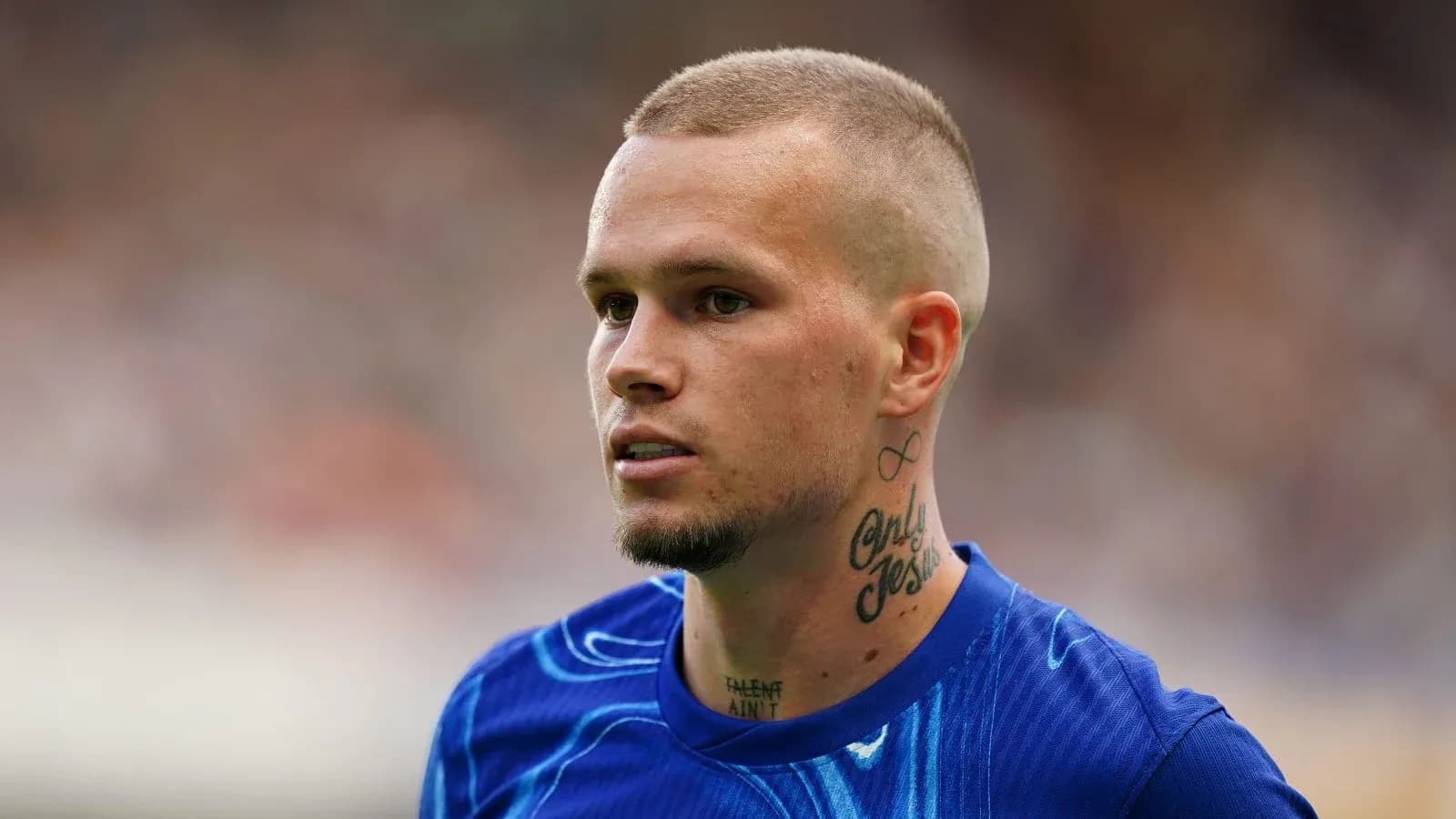 Jugador con camiseta azul en el campo de fútbol